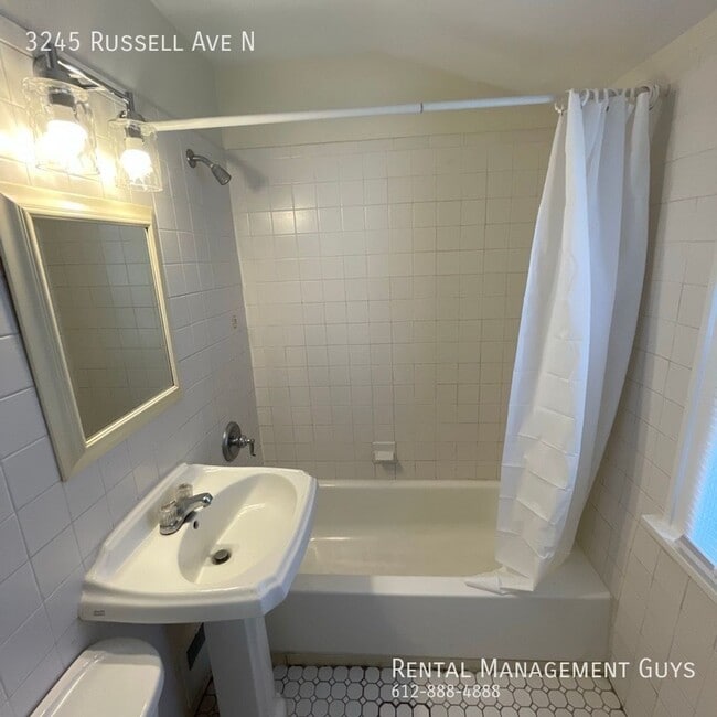 Building Photo - Charming 2 Bed/1 Bath + Den for Rent!