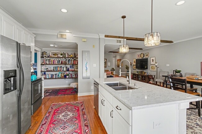 Building Photo - 215 W Norma St