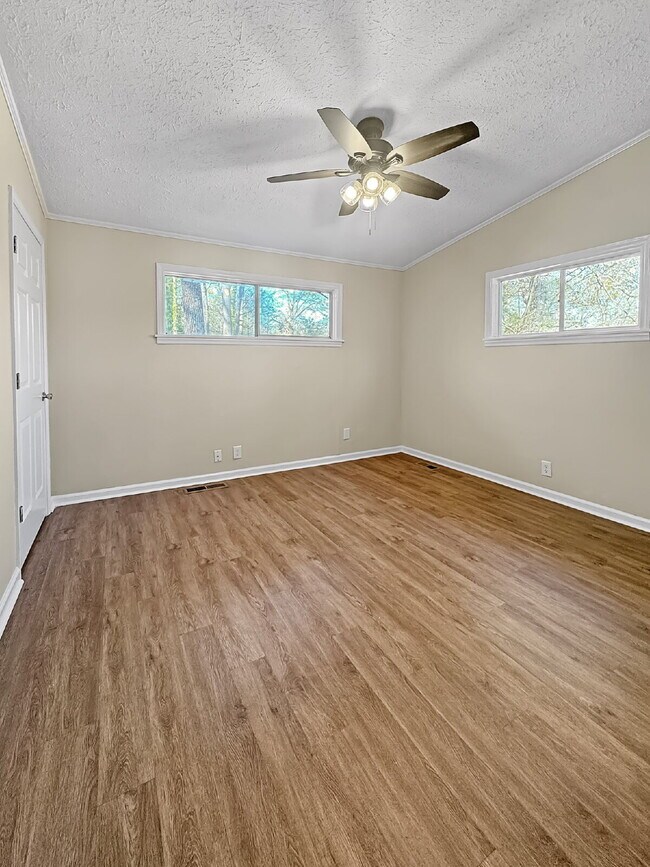Building Photo - Newly Remodeled Home in the Heart of Gainesville – Available Now!