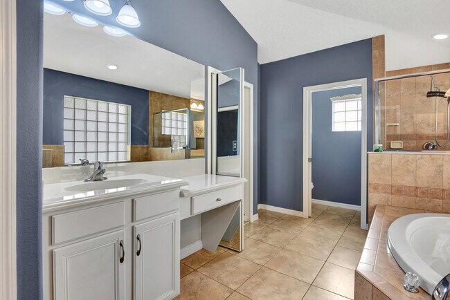 Building Photo - 11 Manderley Ln