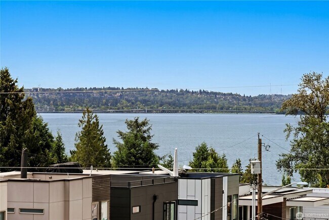Building Photo - 6304 Lakeview Dr