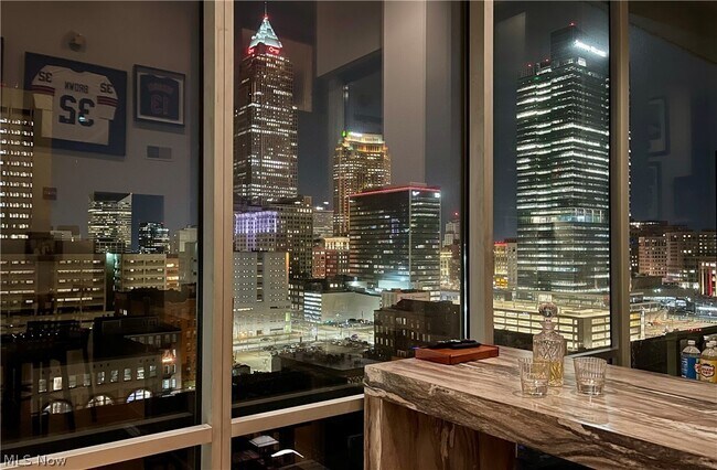 Building Photo - 701 W Lakeside Ave