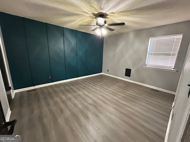 Building Photo - 3544 Lakeview Dr