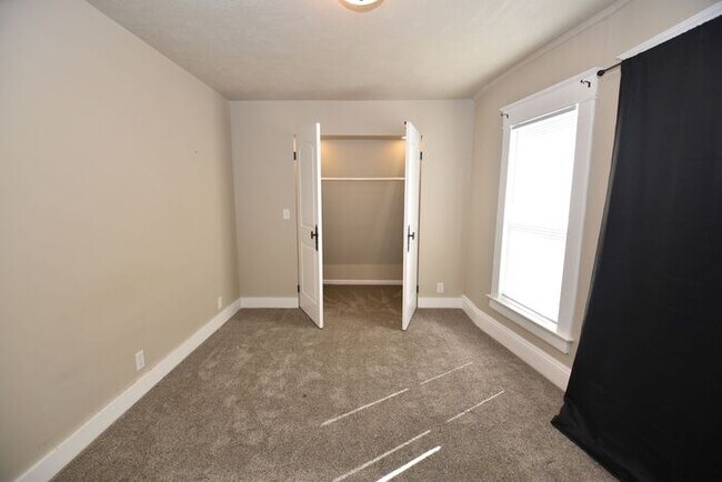 Building Photo - Central Mishawaka- close to Parks and Down...