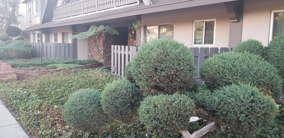 Building Photo - 15444 Vanowen St