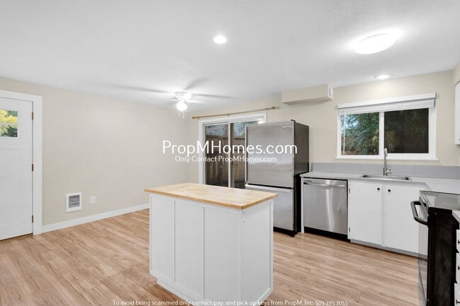 Building Photo - Updated Three Bedroom Duplex in the Heart ...