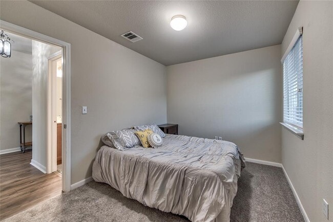 Building Photo - 328 Langely