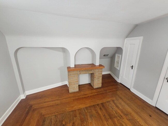 Building Photo - Charming 2-Bedroom Property in Prime Location