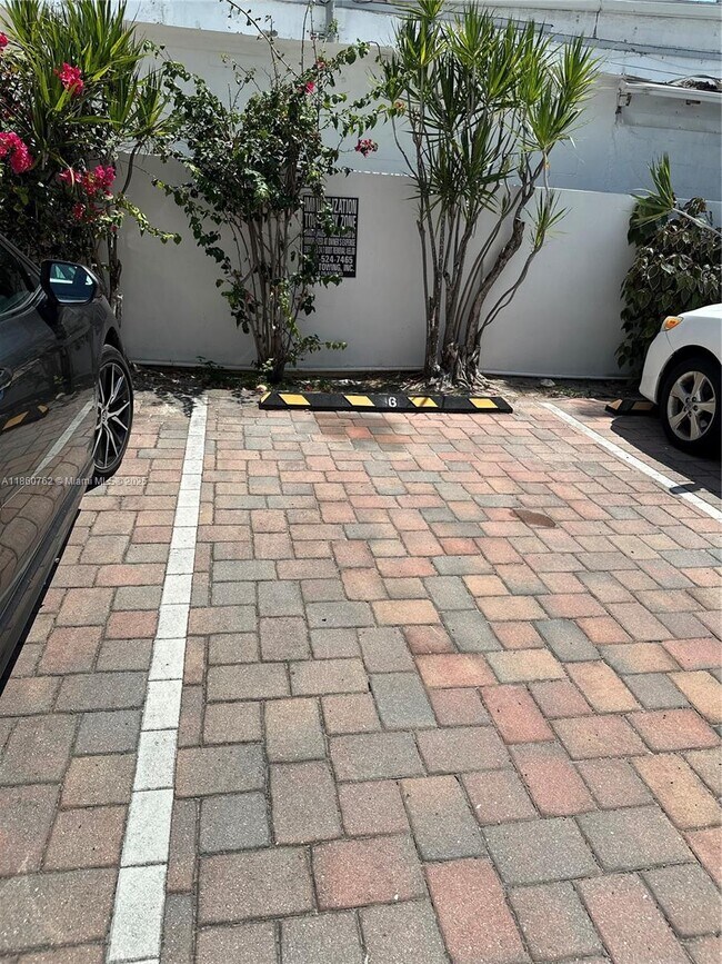 Building Photo - 2900 Banyan St