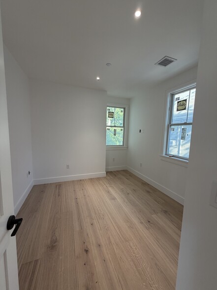 Building Photo - 5 Thurston St