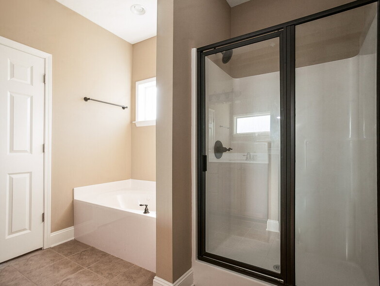 Building Photo - 2647 Champion Hills Dr