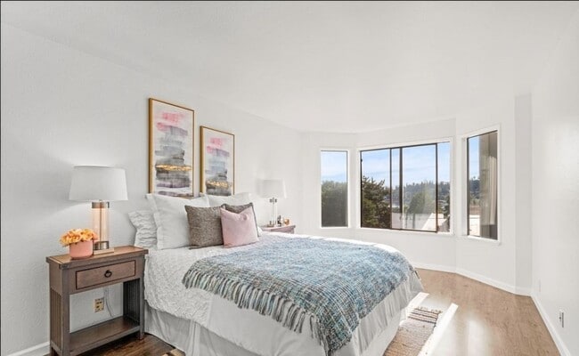 Building Photo - Renovated 2 Bed Kirkland Condo in Salishan...
