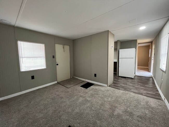 Building Photo - 2/1 Super Cute Newly Remodeled