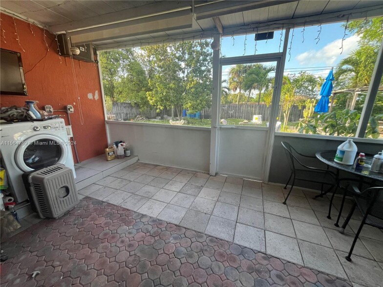 Building Photo - 3421 SW 12th Ct