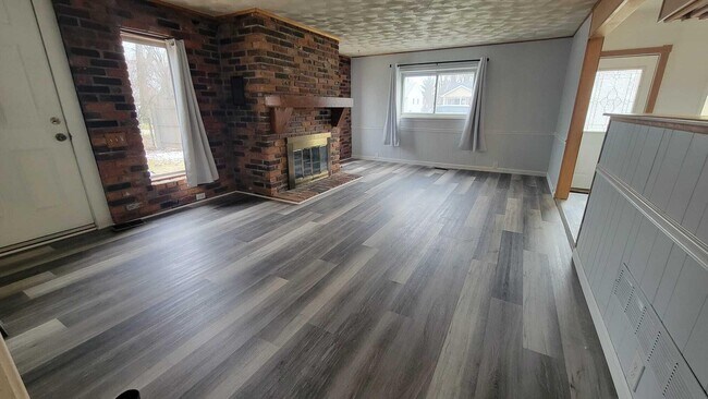 Building Photo - 655 Robinwood Dr