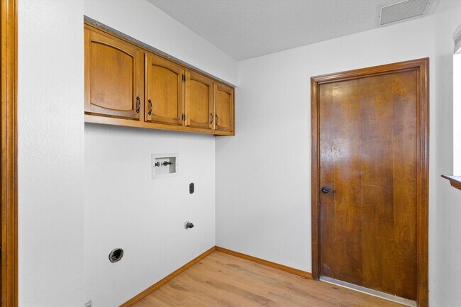 Building Photo - 5400 Dee Dr NE