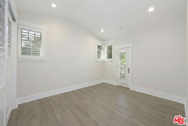 Building Photo - 2020 Holly Dr