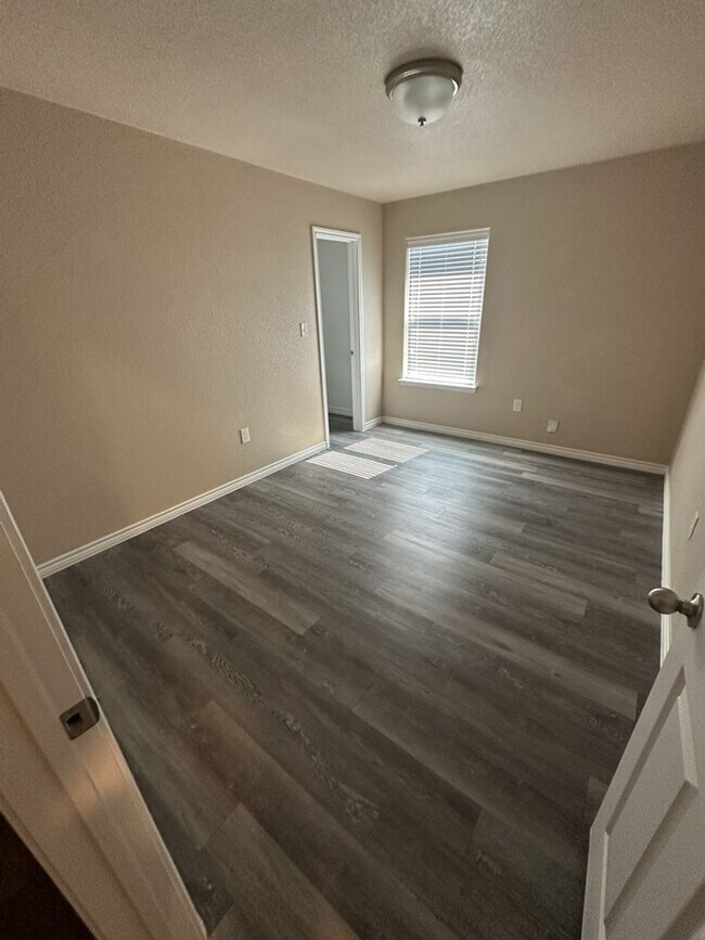 Building Photo - 3BD/2BA