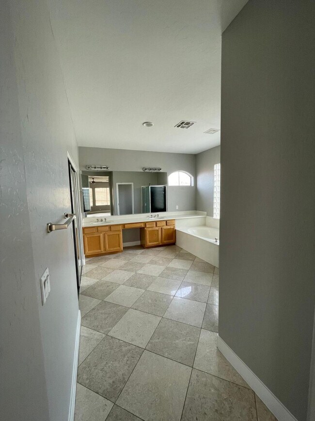 Building Photo - 2225 E Detroit St