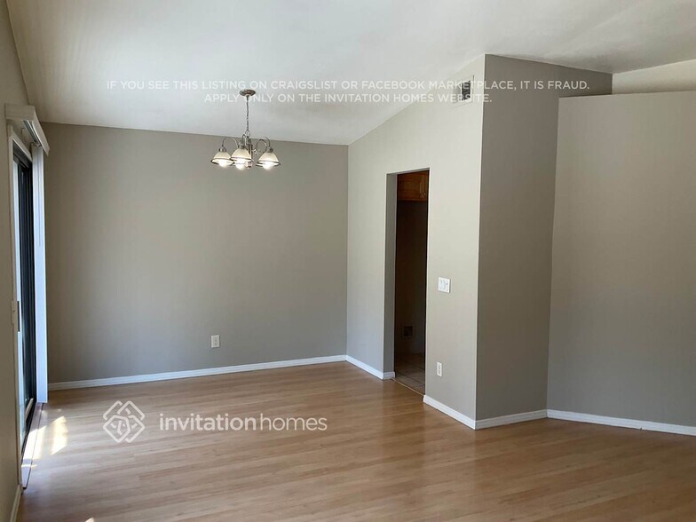 Building Photo - 1656 W Knapp Dr