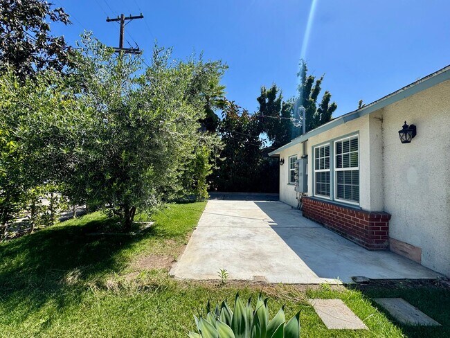 Building Photo - Large front unit apartment with patio