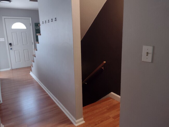 Building Photo - Beautifully renovated 4 bed 5 bath condo with a private back yard