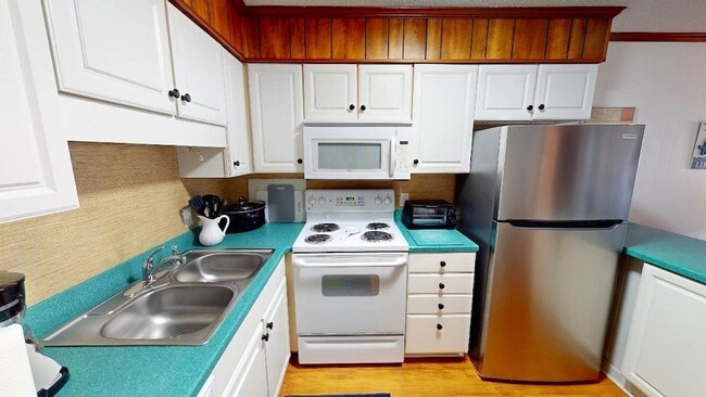 Building Photo - 9660 Shore Dr
