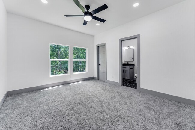 Building Photo - 90 Piping Rock Pl