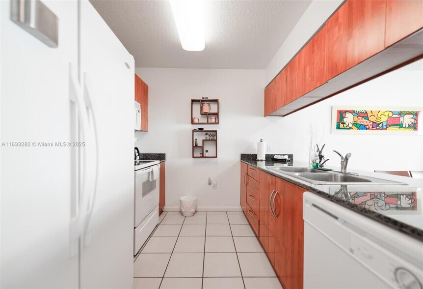 Building Photo - 1200 Brickell Bay Dr