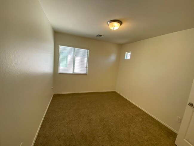 Building Photo - Chandler Gem!