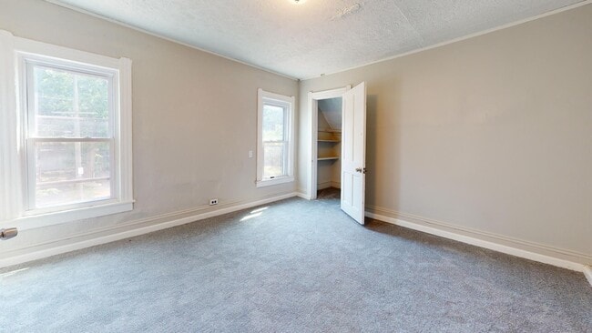 Building Photo - Huge 4 Bedroom Single Family House - almost 1500 SQ FT!