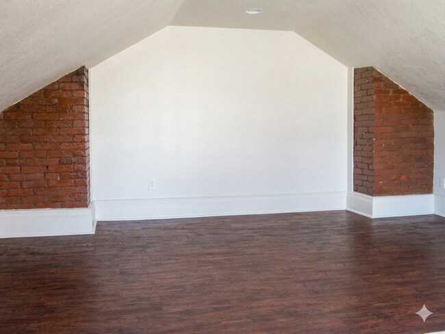 Building Photo - Luxury College Rental - South Side Flats