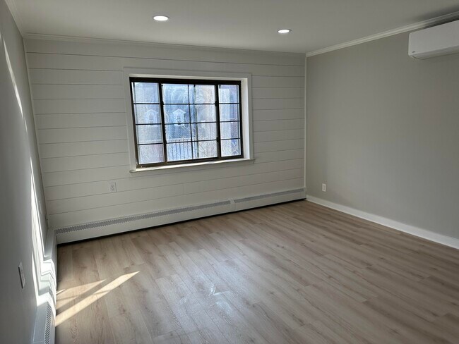 Building Photo - 137 N Center St