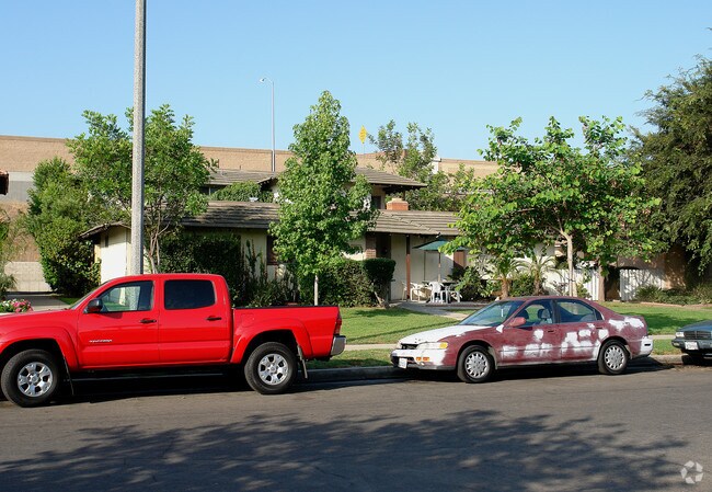 Building Photo - 406 W Fairway Dr