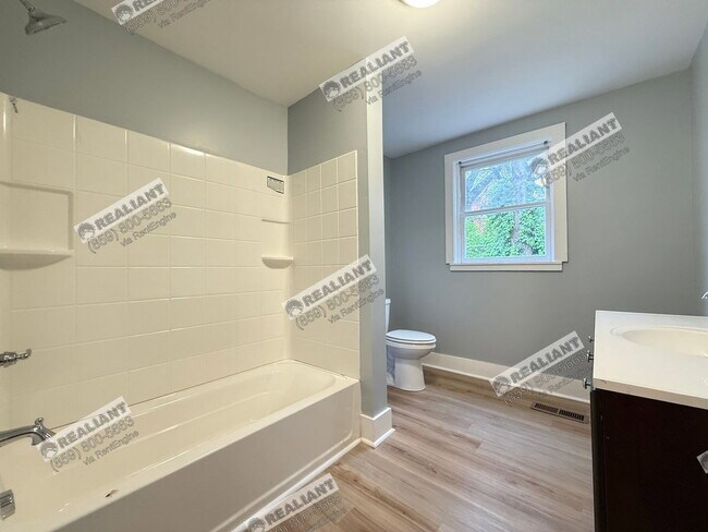 Building Photo - 939 Putnam St
