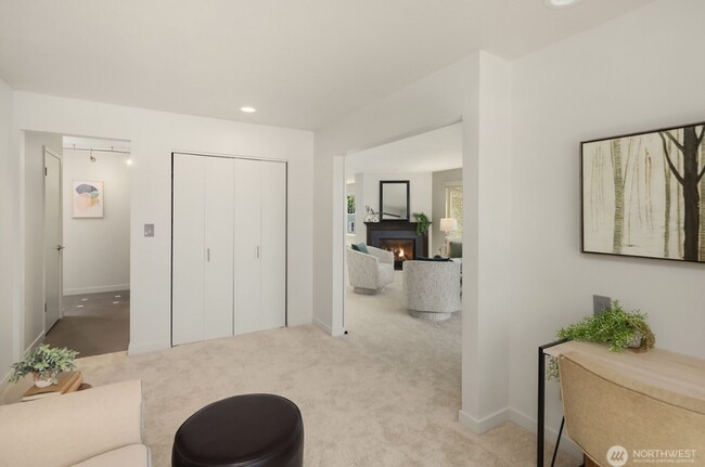 Building Photo - Top Floor Queen Anne Unit! (Beautiful views & 3 Parking Spaces)