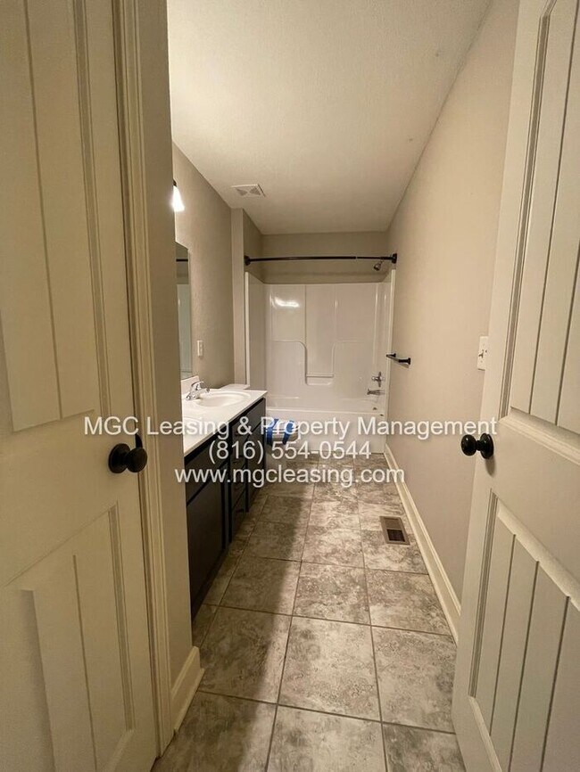 Building Photo - 3 Bedroom Luxury Townhome for rent in Lee's Summit