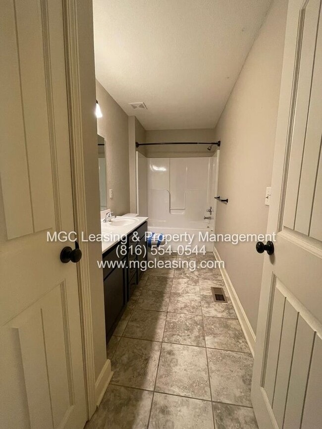 Building Photo - Eagle Creek Townhome - Unlock One Month Free with a May Move-In & 13-Month Lease