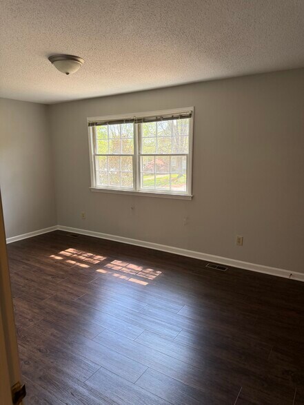 Building Photo - 2104 Fairview Rd