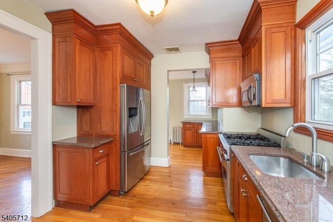 Building Photo - 479 Grove St