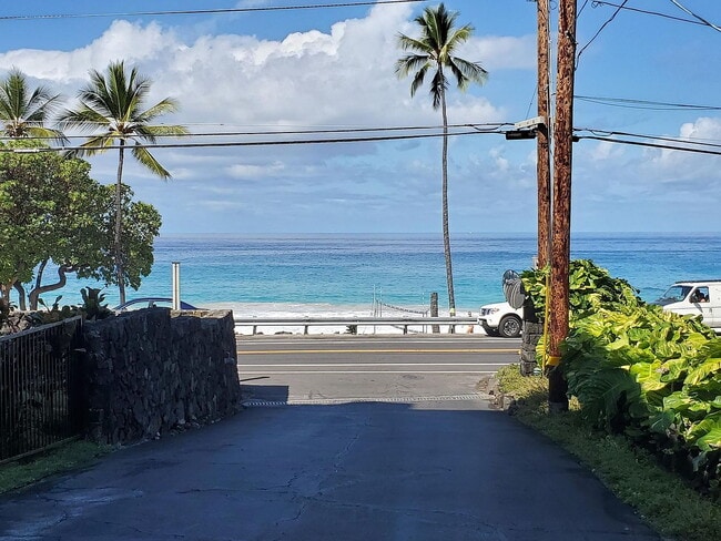 Building Photo - "Experience Island Living: Spacious 2-Bed, 2-Bath Retreat on Alii Drive!"