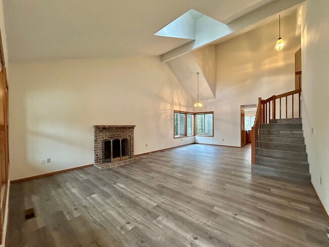 Building Photo - Ample 3 Bed, 2.5 Bath Charmer!