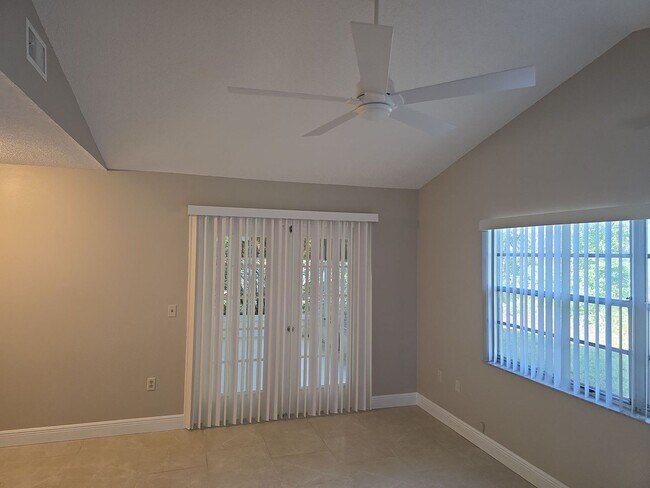 Building Photo - Beautuful 2 bedroom, 2 bath, 2 car garage rental home in Weeki Wachee!