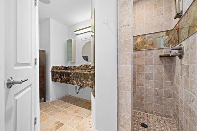 Building Photo - 1813 Crockett St