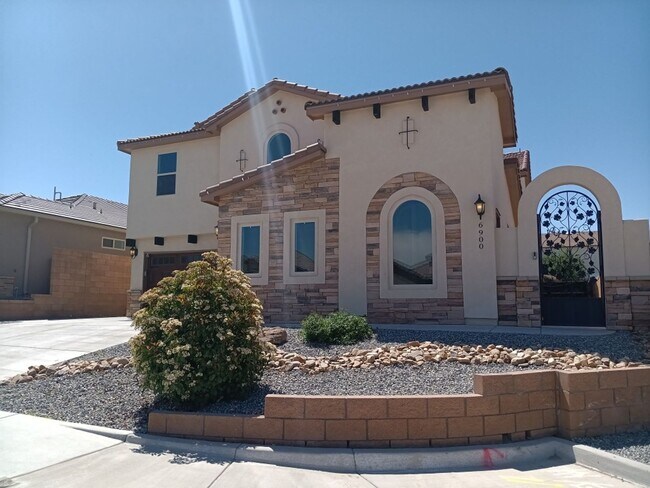 Building Photo - Stunning 4 bedroom, 3.5 bathroom home! Sho...