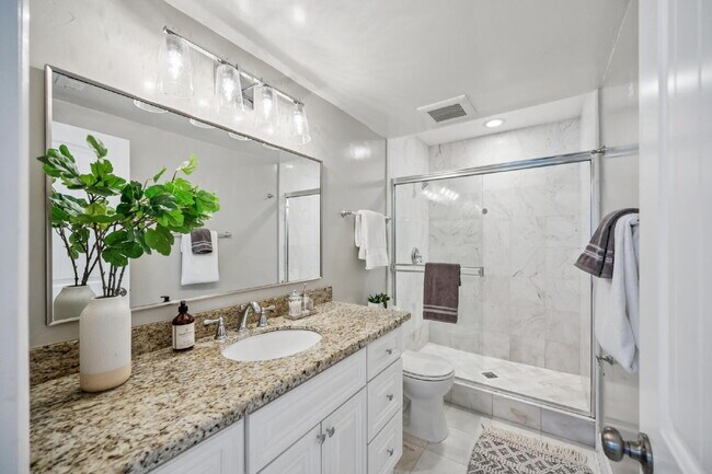 Building Photo - Beautiful 3 Bedroom 2 Bathroom Single Fami...