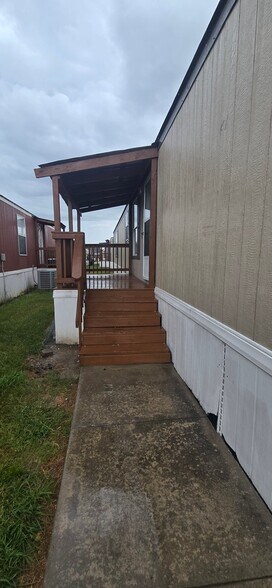 Building Photo - 1120 N Vista Dr