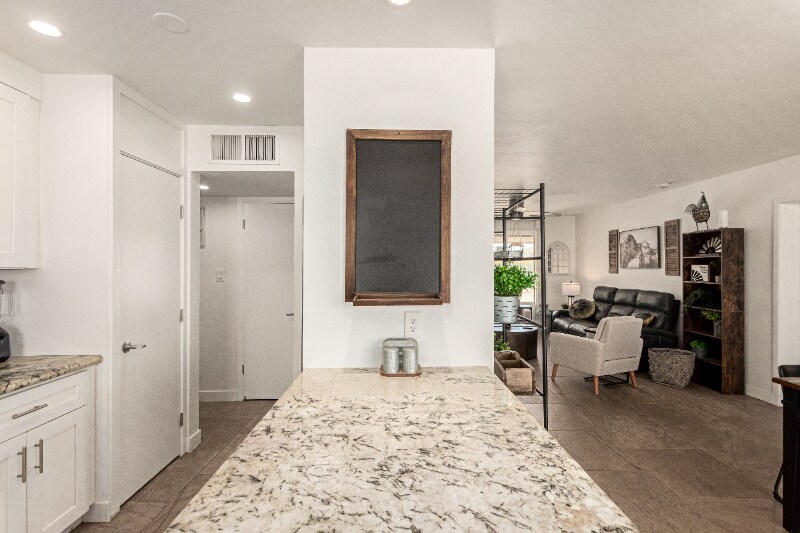 Building Photo - 1328 W 6th St