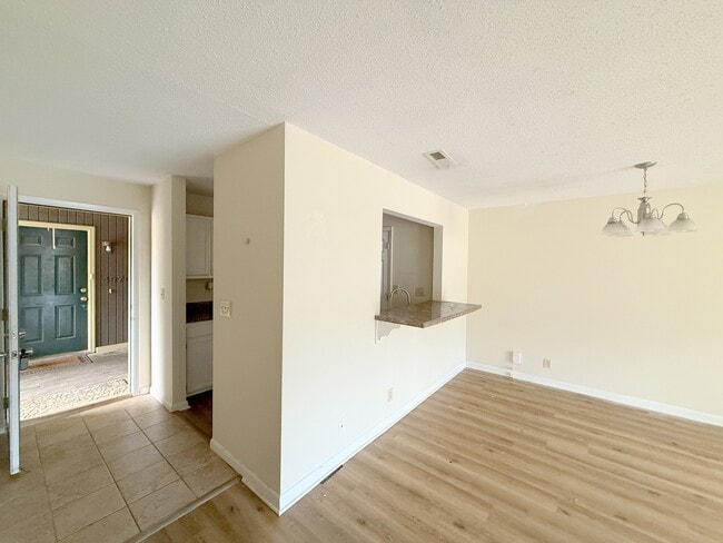 Building Photo - 4975-4977 7 Pine Cir