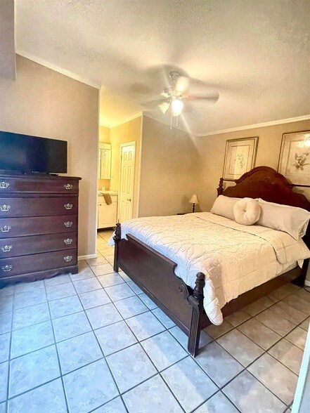 Building Photo - 406 Longshadow Road